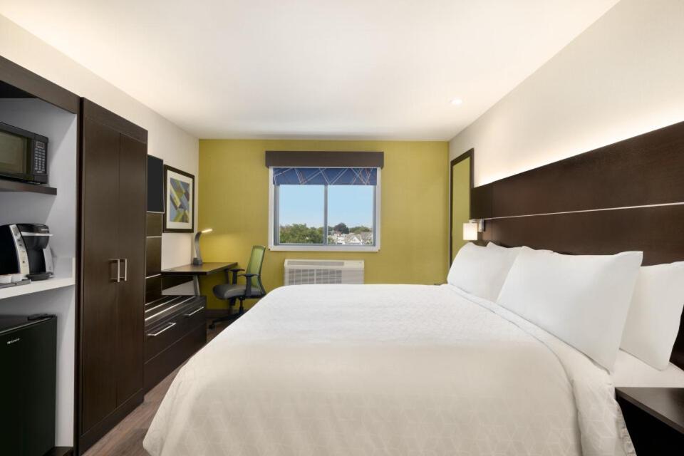 Standard King Room interior